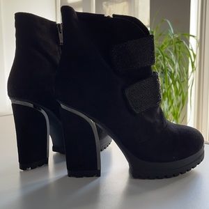 NWOT Italina black platform boots